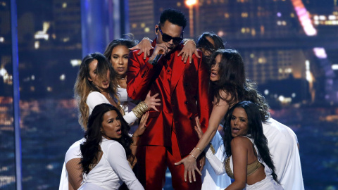El cantante Chris Brown interpretó 'Fun' en el escenario de los Premios Billboard en Las Vegas, Nevada./ REUTERS/Mario Anzuoni