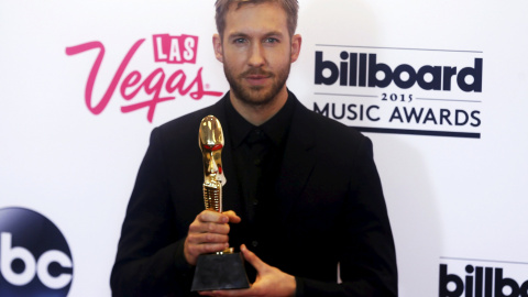 El músico Calvin Harris posa con el galardón a mejor artista de música dance-electrónica en los premios Billboard 2015./ REUTERS/L.E. Baskow