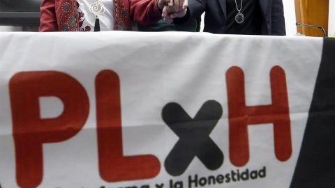 La denunciante de la Gürtel, Ana Garrido (i), de Acuamed, Azahara Peralta, y de la corrupción en el ejército, Luis Gonzalo Segura, durante la rueda de prensa de la Plataforma x la Honestidad, hoy en el Centro de peritaciones tecnológicas, e La denunciante de la Gürtel, Ana Garrido (i), de Acuamed, Azahara Peralta, y de la corrupción en el ejército, Luis Gonzalo Segura, durante la rueda de prensa de la Plataforma x la Honestidad, hoy en el Centro de peritaciones tecnológicas, e