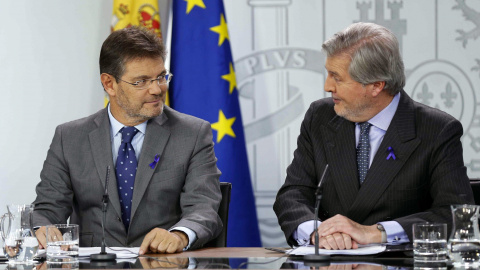 El portavoz del Gobierno, Íñigo Méndez de Vigo, y el ministro de Justicia, Rafael Catalá, durante la rueda de prensa posterior a la reunión del Consejo de Ministros, en el Palacio de La Moncloa. EFE/Paco Campos El portavoz del Gobierno, Íñigo Méndez de Vigo, y el ministro de Justicia, Rafael Catalá, durante la rueda de prensa posterior a la reunión del Consejo de Ministros, en el Palacio de La Moncloa. EFE/Paco Campos