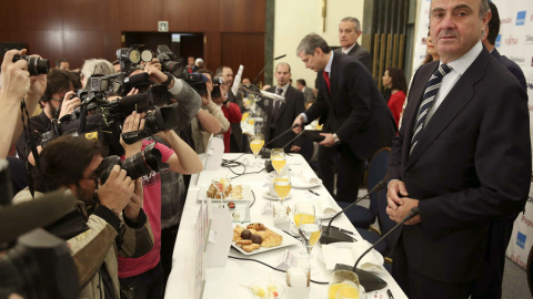 El ministro de Economía, Luis de Guindos, antes de comenzar el desayuno informativo. EFE/Chema Moya El ministro de Economía, Luis de Guindos, antes de comenzar el desayuno informativo. EFE/Chema Moya