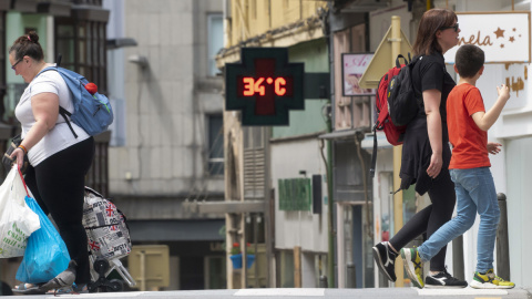 Varias personas caminan por una calle de Torrelavega (Cantabria), a 3 de mayo de 2023. Varias personas caminan por una calle de Torrelavega (Cantabria), a 3 de mayo de 2023.