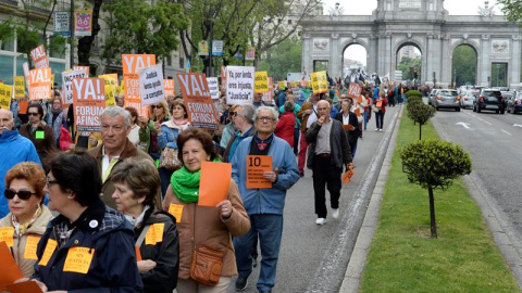 La Federación de Clientes de Afinsa y Fórum Filatélico ha organizado hoy una manifestación por el centro de Madrid con motivo del décimo aniversario de la intervención judicial de ambas empresas que afectó a 470.000 pequeños inversores en t La Federación de Clientes de Afinsa y Fórum Filatélico ha organizado hoy una manifestación por el centro de Madrid con motivo del décimo aniversario de la intervención judicial de ambas empresas que afectó a 470.000 pequeños inversores en t