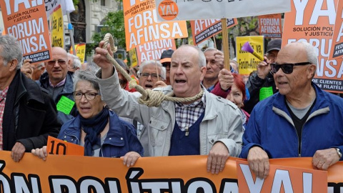 Afectados por la estafa de Fórum y Afinsa se han manifestado este sábado en Madrid para exigir una solución al caso, abierto hace diez años, que perjudicó a unas 470.000 personas, según Adicae.- EFE Afectados por la estafa de Fórum y Afinsa se han manifestado este sábado en Madrid para exigir una solución al caso, abierto hace diez años, que perjudicó a unas 470.000 personas, según Adicae.- EFE