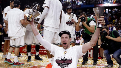 Nocioni con los dos trofeos que conquistó ayer contra Olympiacos. /EFE Nocioni con los dos trofeos que conquistó ayer contra Olympiacos. /EFE