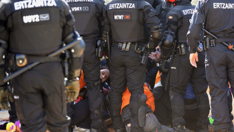 La Ertzaintza ha detenido a los tres integrantes de Segi condenados por integración en banda armada, Aiala Zaldibar, Ibon Esteban e Igarki Robles, después de disolver el "muro popular" que los protegía en la Plaza de la Virgen Blanca de Vit