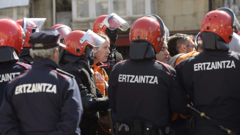 La Ertzaintza desmantela a golpes el muro humano formado en Vitoria para impedir la detención de tres jóvenes militantes de Segi, condenados por pertenencia a banda armada.- EFE/José Ramón Gómez