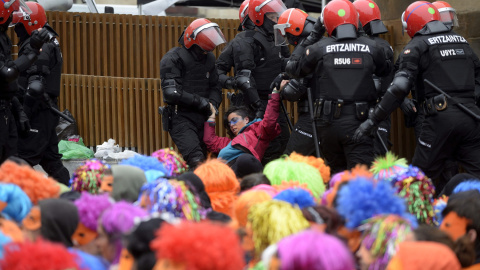 La Ertzaintza desmantela a golpes el muro humano formado en Vitoria para impedir la detención de tres jóvenes militantes de Segi, condenados por pertenencia a banda armada.- EFE/José Ramón Gómez