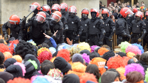 La Ertzaintza carga contra el muro humano que impedía la detención de tres militantes de Segi condenados por integración en banda armada, en vitoria.- EFE/José Ramón Gómez