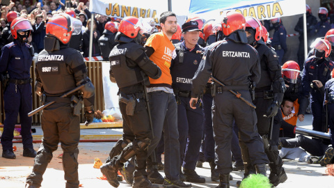 La Ertzaintza desmantela a golpes el muro humano formado en Vitoria para impedir la detención de tres jóvenes militantes de Segi, condenados por pertenencia a banda armada.- EFE/José Ramón Gómez