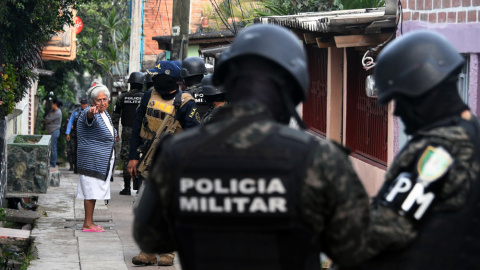Oficiales de la Policía Militar y miembros de la Fuerza Nacional Antiextorsión (FNA) participan en una operación en barrios y barrios marginales de Tegucigalpa contra pandillas callejeras. AFP/Orlando Sierra Oficiales de la Policía Militar y miembros de la Fuerza Nacional Antiextorsión (FNA) participan en una operación en barrios y barrios marginales de Tegucigalpa contra pandillas callejeras. AFP/Orlando Sierra