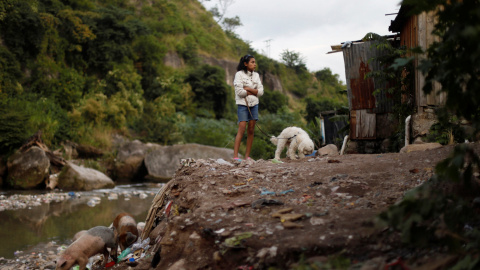 Una niña en un barrio de chabolas en Tegucigalpa (Honduras). REUTERS/Edgard Garrido Una niña en un barrio de chabolas en Tegucigalpa (Honduras). REUTERS/Edgard Garrido