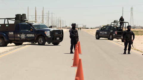 Agentes federales resguardan el camino que conduce al Centro Federal de Readaptación Social (CEFERESO) número 9, ubicado en la mexicana Ciudad Juárez, donde "El Chapo" Guzmán fue trasladado desde el penal del Altiplano. - EFE