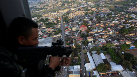 Un soldado hondureño con su fusil en un helicópero militar durante la operación denominada 'Paz y Democracia II', dentro de las medidas de seguridad en la campaña de las elecciones presidenciales. REUTERS/Jorge Cabrera Un soldado hondureño con su fusil en un helicópero militar durante la operación denominada 'Paz y Democracia II', dentro de las medidas de seguridad en la campaña de las elecciones presidenciales. REUTERS/Jorge Cabrera