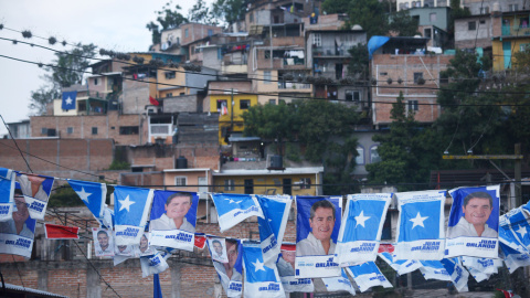 Carteles con el candidato oficialista en las elecciones presidenciales en Honduras, Juan Orlando Hernandez, en un barrio de Tegucigalpa.AFP/ RODRIGO Arangua Carteles con el candidato oficialista en las elecciones presidenciales en Honduras, Juan Orlando Hernandez, en un barrio de Tegucigalpa.AFP/ RODRIGO Arangua