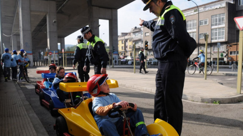 12/5/23 Un policía con un niño en un coches de pedales, en Pontevedra. 12/5/23 Un policía con un niño en un coches de pedales, en Pontevedra.