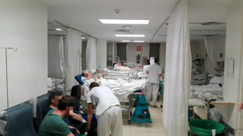 Una sala de urgencias del Hospital La Paz de Madrid publicada por los trabajadores. Denuncian que hay 19 pacientes donde sólo debería haber seis.-@Urgenciaslapaz Una sala de urgencias del Hospital La Paz de Madrid publicada por los trabajadores. Denuncian que hay 19 pacientes donde sólo debería haber seis.-@Urgenciaslapaz