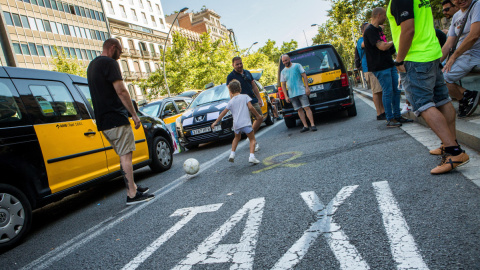 Taxistes de Barcelona bloquegen el trànsit al centre de la ciutat aquest dilluns, en el sisè dia de vaga del sector. / EFE/ Enric Fontcuberta. Taxistes de Barcelona bloquegen el trànsit al centre de la ciutat aquest dilluns, en el sisè dia de vaga del sector. / EFE/ Enric Fontcuberta.