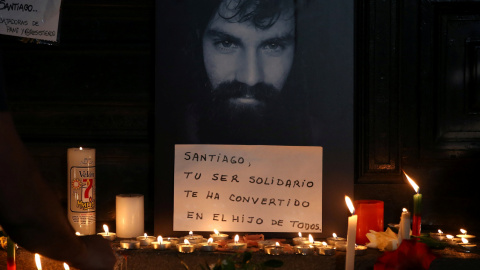 Velas rodean un retrato del activista desaparecido en Argentina, Santiago Maldonado. REUTERS/Marcos Brindicci