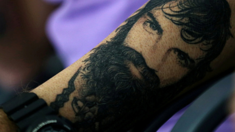 Un joven argentino lleva tatuada en su antebrazo la imagen del activista desaparecido Santiago Maldonado. REUTERS/Marcos Brindicci