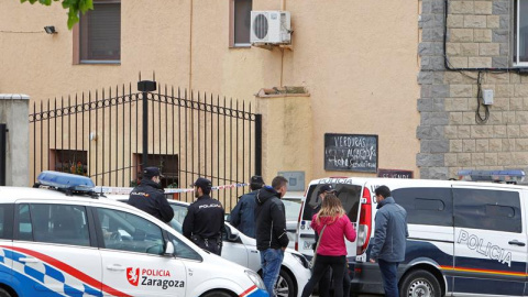 Efectivos policiales junto a la vivienda en la que una mujer de 72 años que ha fallecido a manos de su marido. /EFE Efectivos policiales junto a la vivienda en la que una mujer de 72 años que ha fallecido a manos de su marido. /EFE