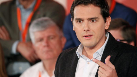 El presidente de Ciudadanos, Albert Rivera, durante su intervención en el acto que su partido celebra este sábado en Madrid para presentar el programa electoral para las elecciones de Cataluña. EFE/Víctor Lerena El presidente de Ciudadanos, Albert Rivera, durante su intervención en el acto que su partido celebra este sábado en Madrid para presentar el programa electoral para las elecciones de Cataluña. EFE/Víctor Lerena