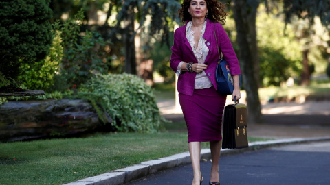 La ministra de Hacienda, Maria Jesus Montero, a su llegada a la primera reunión del Consejo de Ministros de Pedro Sánchez. REUTERS/Juan Medina La ministra de Hacienda, Maria Jesus Montero, a su llegada a la primera reunión del Consejo de Ministros de Pedro Sánchez. REUTERS/Juan Medina