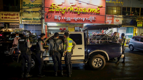 Policías montan guardia en el centro de Rangún.
