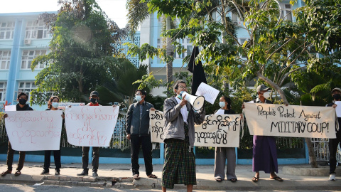 Protesta contra el golpe de Estado en la ciudad de Mandalay.