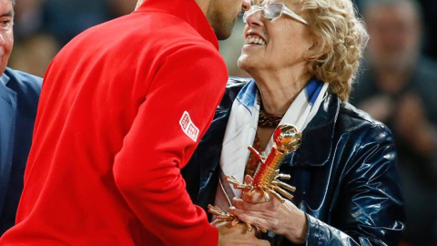 El tenista serbio Novak Djokovic saluda a la alcaldesa de Madrid, Manuela Carmena. /EFE El tenista serbio Novak Djokovic saluda a la alcaldesa de Madrid, Manuela Carmena. /EFE