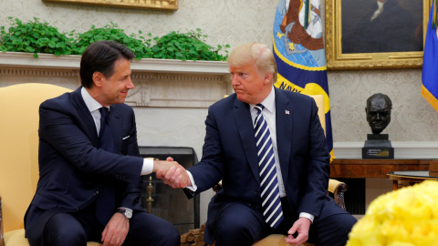Donald Trump saluda a Giuseppe Conte en el Despacho Oval. /REUTERS Donald Trump saluda a Giuseppe Conte en el Despacho Oval. /REUTERS