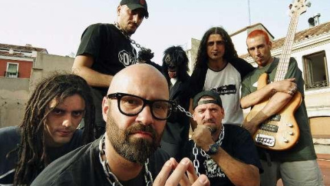 El cantante de Def Con Dos junto al resto de los integrantes del grupo. /EFE El cantante de Def Con Dos junto al resto de los integrantes del grupo. /EFE