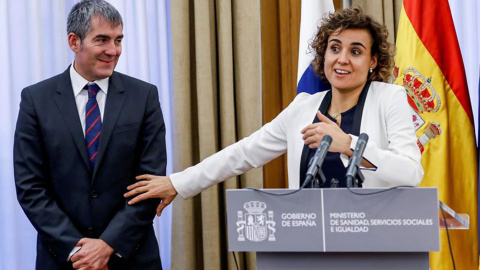 La ministra de Sanidad, Servicios Sociales e Igualdad, Dolors Monserrat, y el presidente del Gobierno de Canarias, Fernando Clavijo.- EFE La ministra de Sanidad, Servicios Sociales e Igualdad, Dolors Monserrat, y el presidente del Gobierno de Canarias, Fernando Clavijo.- EFE