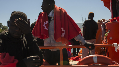 Varias personas zon trasladas de una lachan de rescata donde han pasado la noche a otro barco de Sasemar, atracado en puerto del Ageciras ante la falta de espacio en comisarías, CIE o polideportivos. JAIRO VARGAS