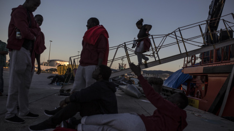 Un grupo de migrantes rescatados durante el fin de semana por Sasemar, en el puerto del Algeciras, donde hay alrededor de 400 personas durmiendo y pasando los dias en barcos o en el suelo. JAIRO VARGAS