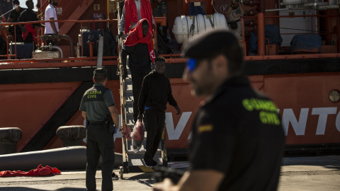 Agentes de la Guardica Civil custodian a los cientos de migrantes que permanecen en el puerto de Algeciras varios días después de ser rescatados. JAIRO VARGAS