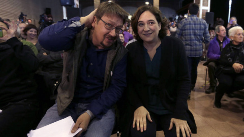 El líder de Catalunya en Comú, Xavier Domènech, y la alcaldesa de Barcelona, Ada Colau, en una imagen de archivo. EFE El líder de Catalunya en Comú, Xavier Domènech, y la alcaldesa de Barcelona, Ada Colau, en una imagen de archivo. EFE