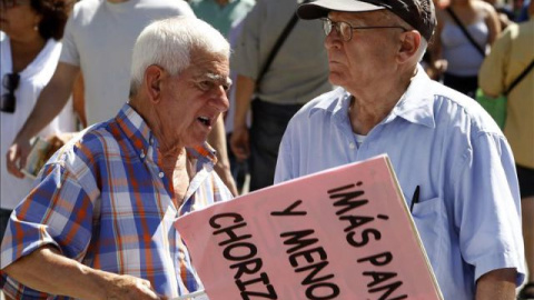 Pensionistas y jubilados convocados por CCOO de Madrid durante una concentración en la Puerta del Sol para pedir al Estado pensiones "dignas". EFE/Archivo Pensionistas y jubilados convocados por CCOO de Madrid durante una concentración en la Puerta del Sol para pedir al Estado pensiones "dignas". EFE/Archivo