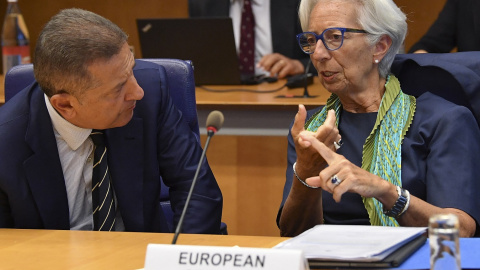 La presidenta del BCE, Christine Lagarde , conversa con uno de sus asesores antes de la reunión de los ministros de Finanzas de la Eurozona, en Luxemburgo. AFP/John Thys La presidenta del BCE, Christine Lagarde , conversa con uno de sus asesores antes de la reunión de los ministros de Finanzas de la Eurozona, en Luxemburgo. AFP/John Thys