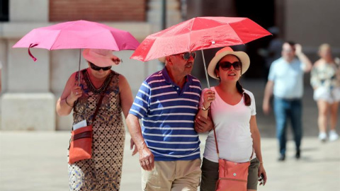 Varias personas recorren el casco antiguo de la ciudad protegidos con parasoles cuando la Consejería de Sanidad, según las predicciones del Centro de Estudios Ambientales del Mediterráneo (CEAM), ha activado para hoy la alerta sanitaria por Varias personas recorren el casco antiguo de la ciudad protegidos con parasoles cuando la Consejería de Sanidad, según las predicciones del Centro de Estudios Ambientales del Mediterráneo (CEAM), ha activado para hoy la alerta sanitaria por