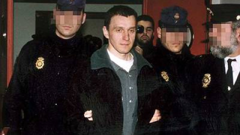 El etarra Pakito, el día que fue entregado a la Policía por las autoridades francesas en el año 2000 El etarra Pakito, el día que fue entregado a la Policía por las autoridades francesas en el año 2000