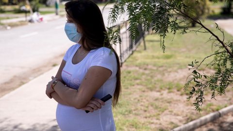 La joven chilena Valentina Donoso, una de las 111 chilenas que quedaron embarazadas por culpa de un lote de anticonceptivos defectuoso, posa el pasado miércoles 3 de febrero durante una entrevista, en Santiago (Chile). La joven chilena Valentina Donoso, una de las 111 chilenas que quedaron embarazadas por culpa de un lote de anticonceptivos defectuoso, posa el pasado miércoles 3 de febrero durante una entrevista, en Santiago (Chile).