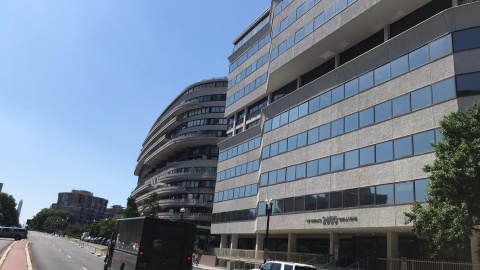 Edificio del complejo Watergate, en el número 2600 de Virginia Avenue de Washintong, donde estaban las oficinas del Partido Demócrata que fueron asaltadas en la madrugada del sábado 17 de junio de 1972. Al fondo de la calle se ve el obelisc Edificio del complejo Watergate, en el número 2600 de Virginia Avenue de Washintong, donde estaban las oficinas del Partido Demócrata que fueron asaltadas en la madrugada del sábado 17 de junio de 1972. Al fondo de la calle se ve el obelisc