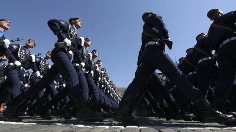 Tropas rusas desfilan en la Plaza Roja de Moscú en la conmemonaria del 71 aniversario de la victoria sobre el Ejército nazio. REUTERS/Grigory Dukor