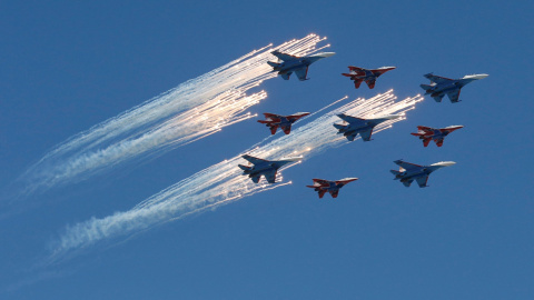 Aviones de combate MiG-29 y aviones Su-27 de los equipos acrobáticos de la aviación rusa vuelan en formación durante el desfile de la Victoria, en Moscú. REUTERS/Grigory Dukor