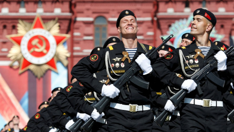 Tropas rusas desfilan en la Plaza Roja de Moscú en la conmemonaria del 71 aniversario de la victoria sobre el Ejército nazio. REUTERS/Grigory Dukor