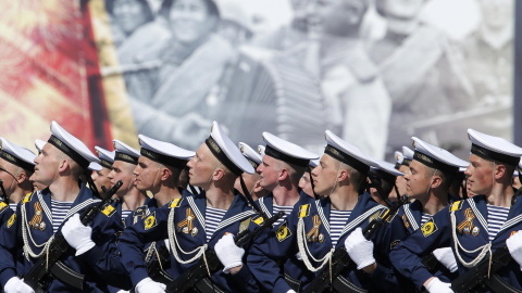 Tropas rusas desfilan en la Plaza Roja de Moscú en la conmemonaria del 71 aniversario de la victoria sobre el Ejército nazio. REUTERS/Grigory Dukor