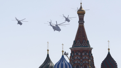 Helicópteros de transporte pesado Mi-26 y helicópteros Mi-8 de la aviacion rusa en formación  sobre la Catedral de San Basilio en el Plaza Roja, de Moscú, durante el desfile de la Victoria, en Moscú. REUTERS/Grigory Dukor