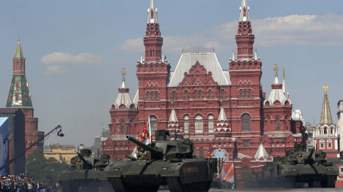 Tanques T-14 rusos participan en el Desfile de la Victoria, en la Plaza Roja de Moscú. REUTERS/Sergei Karpukhin