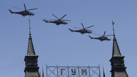 Helicópteros Mi-28N del Ejército ruso en formación sobre el edificio de los grandes almacenes GUM, en la Plaza Roja de Moscú, durante el desfile de la Victoria. REUTERS/Grigory Dukor